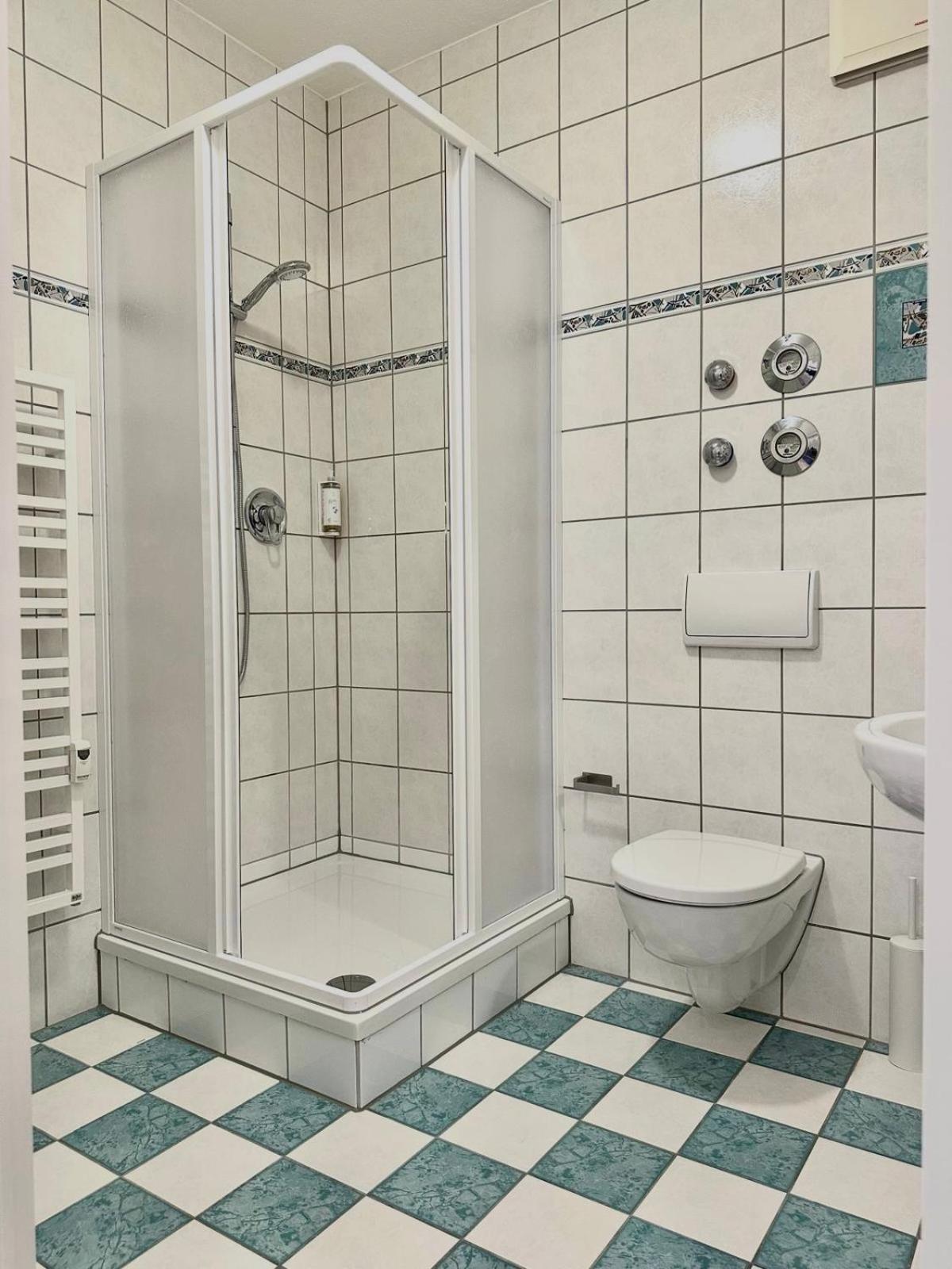 Raha Apartments - Modernes Studio-Apartment - Hbf - Gratis Parkplatz Ерфурт Екстериор снимка