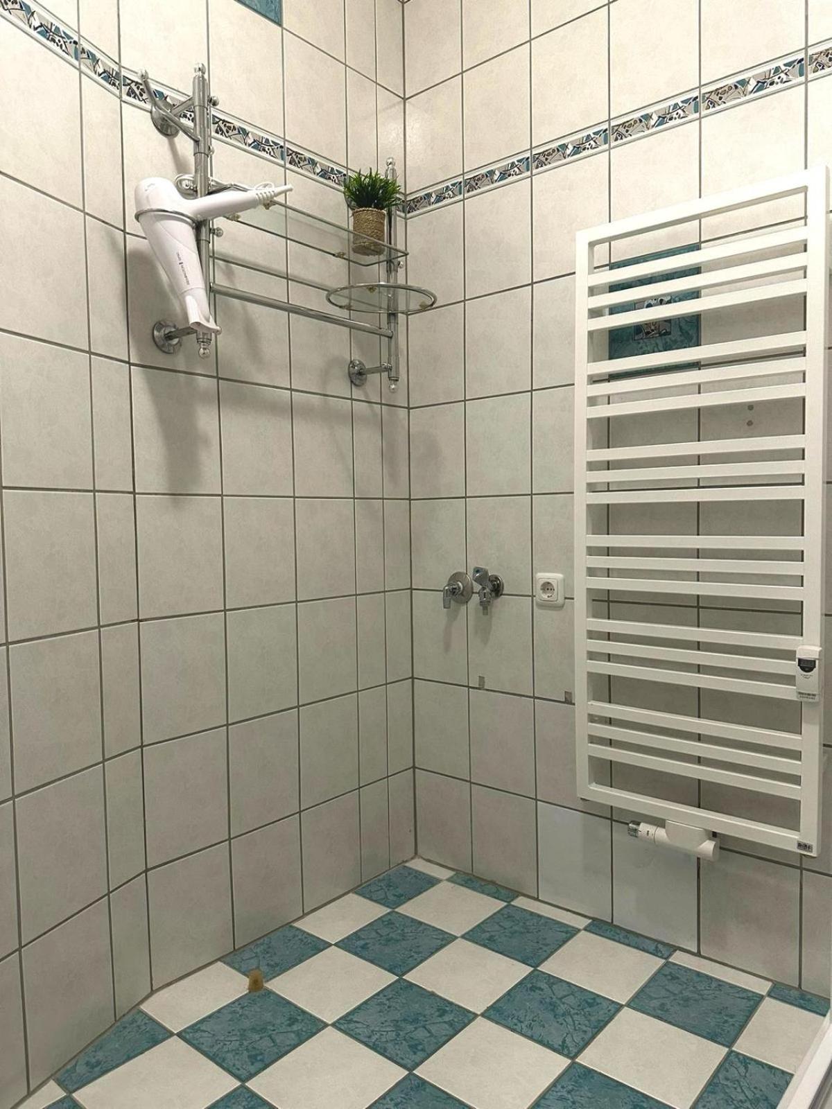 Raha Apartments - Modernes Studio-Apartment - Hbf - Gratis Parkplatz Ерфурт Екстериор снимка