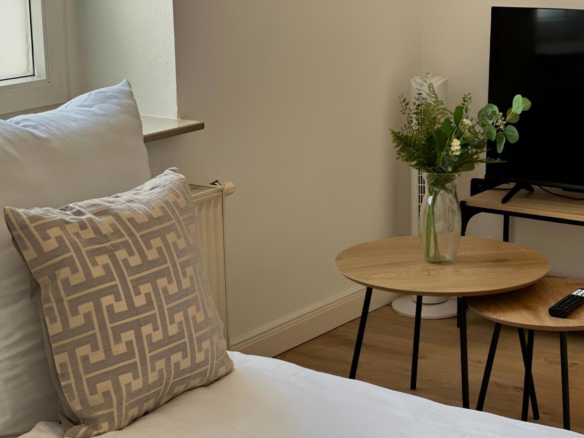 Raha Apartments - Modernes Studio-Apartment - Hbf - Gratis Parkplatz Ерфурт Екстериор снимка