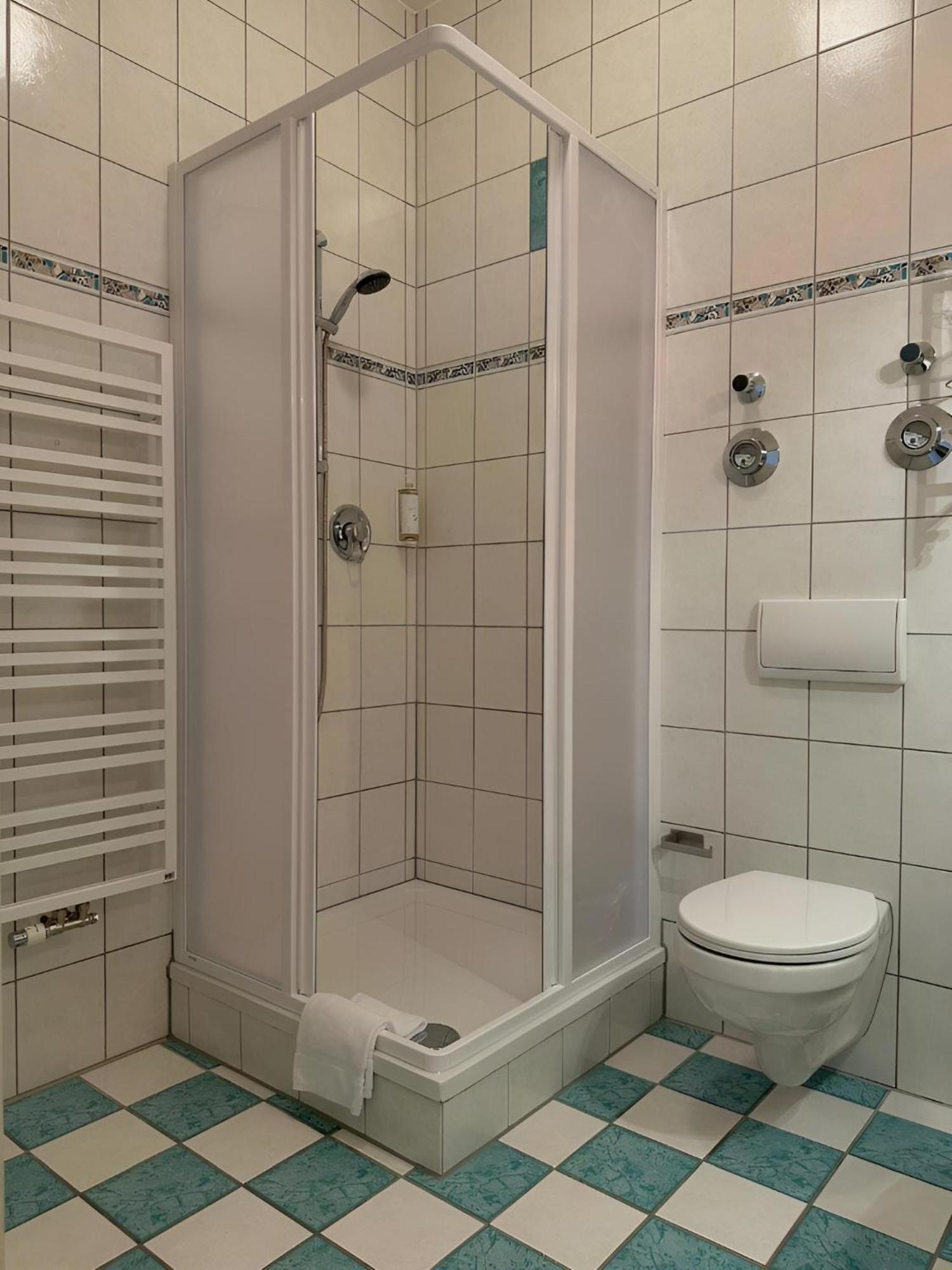 Raha Apartments - Modernes Studio-Apartment - Hbf - Gratis Parkplatz Ерфурт Екстериор снимка