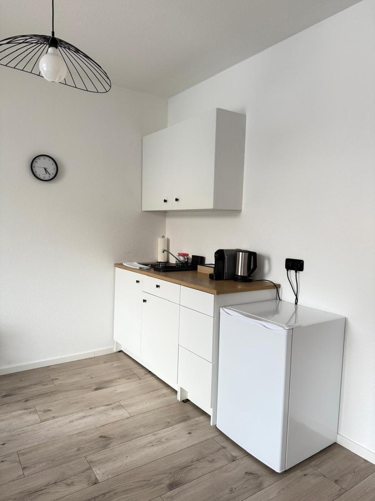 Raha Apartments - Modernes Studio-Apartment - Hbf - Gratis Parkplatz Ерфурт Екстериор снимка