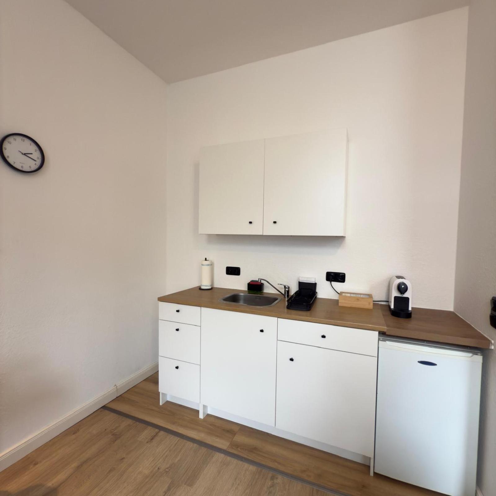 Raha Apartments - Modernes Studio-Apartment - Hbf - Gratis Parkplatz Ерфурт Екстериор снимка